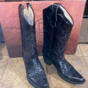 Black circle g boots